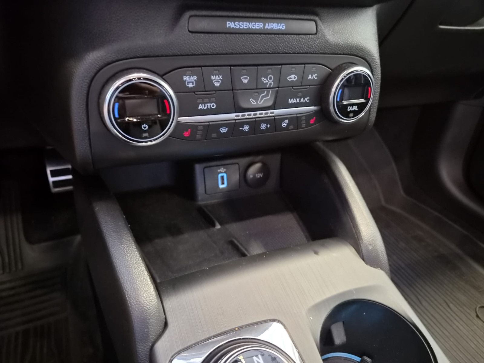 Fahrzeugabbildung Ford Focus Lim. ST-Line / NAVI / KAMERA /1. Hand