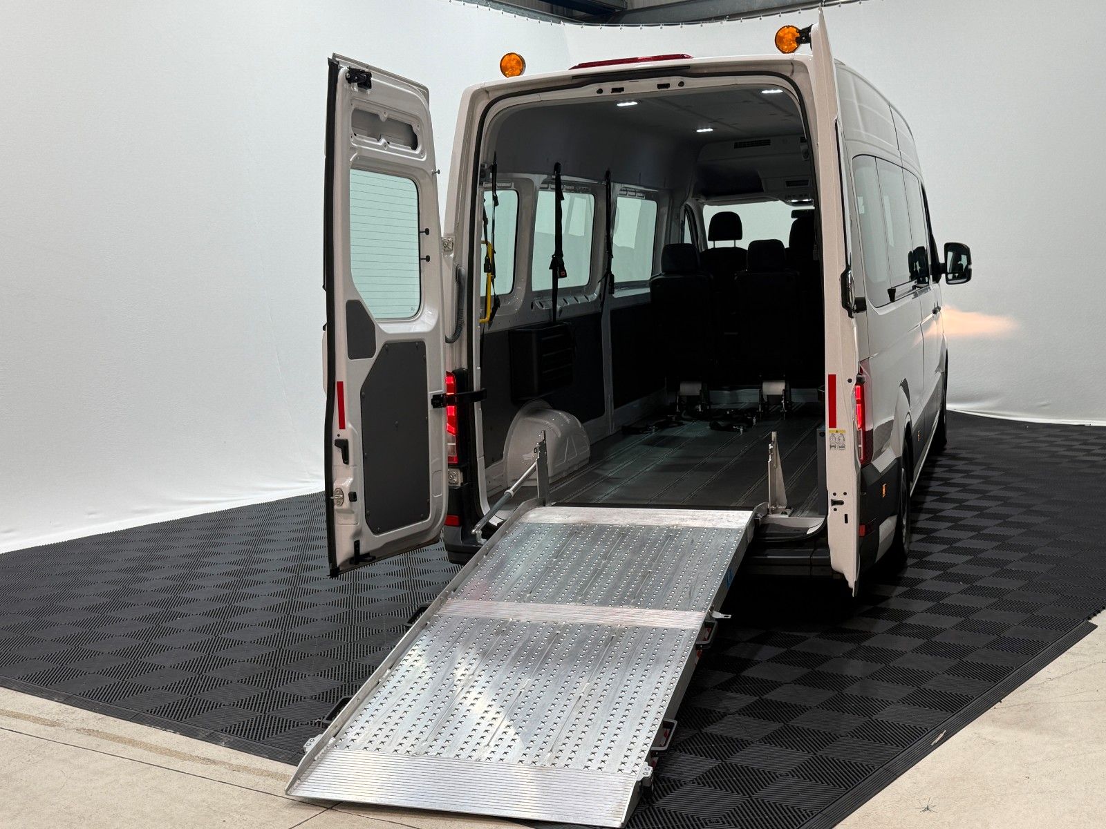 Fahrzeugabbildung Volkswagen Crafter 35 LH-Behindertengerecht-Rampe-Liftachse