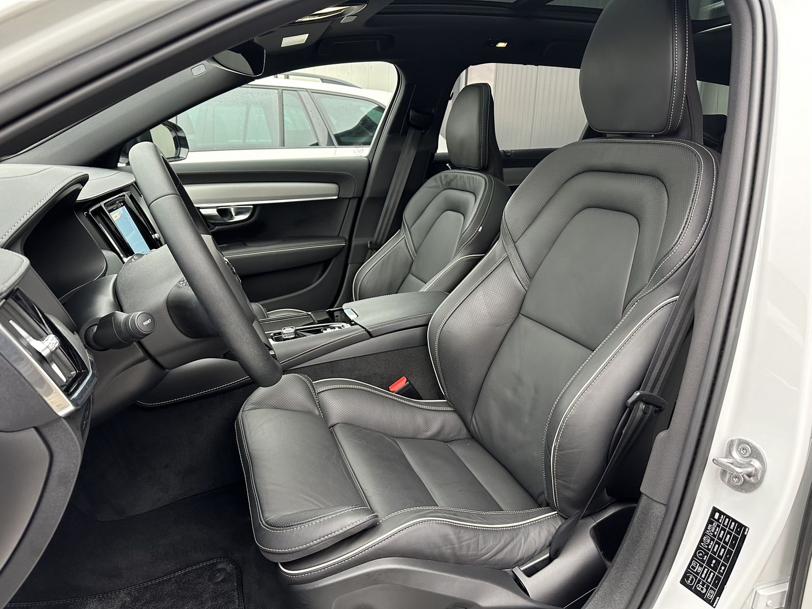 Fahrzeugabbildung Volvo V90 T6 Recharge AWD Plus Dark NAV+LED+AHK+PANORA