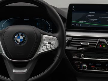 Fahrzeugabbildung BMW 530e xD Pano Kamera DAB HiFi Adapt. Fahrwerk 19"