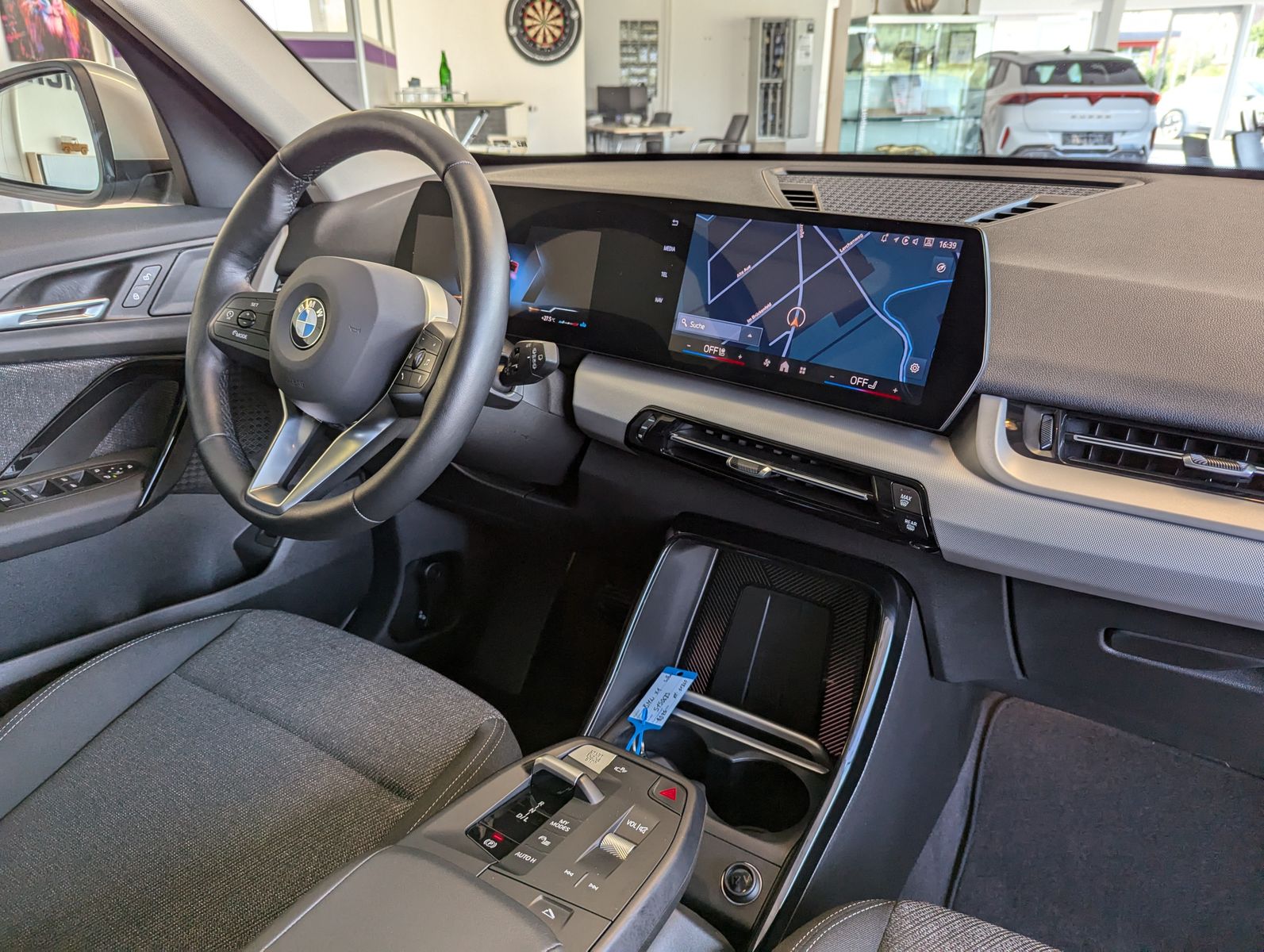 BMW X1 20 i Pano Premium-Travel-Paket AHK - Image 12