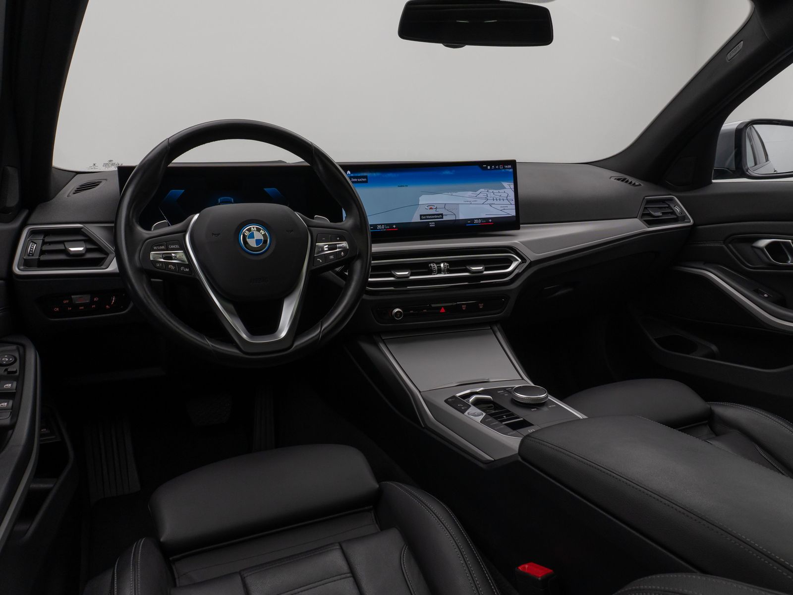 Fahrzeugabbildung BMW 330e Panorama Kamera HUD DAB HiFi AHK Sport Lede