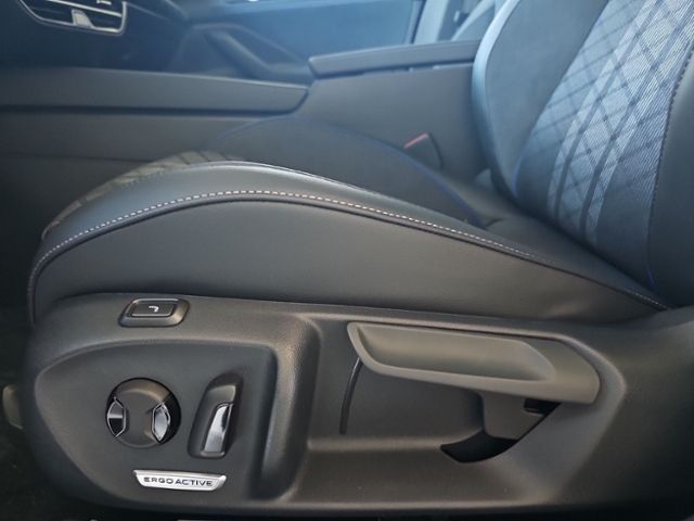 Fahrzeugabbildung Volkswagen Passat  2,0 l TDI DSG R-Line Tageszulass. AHK MA