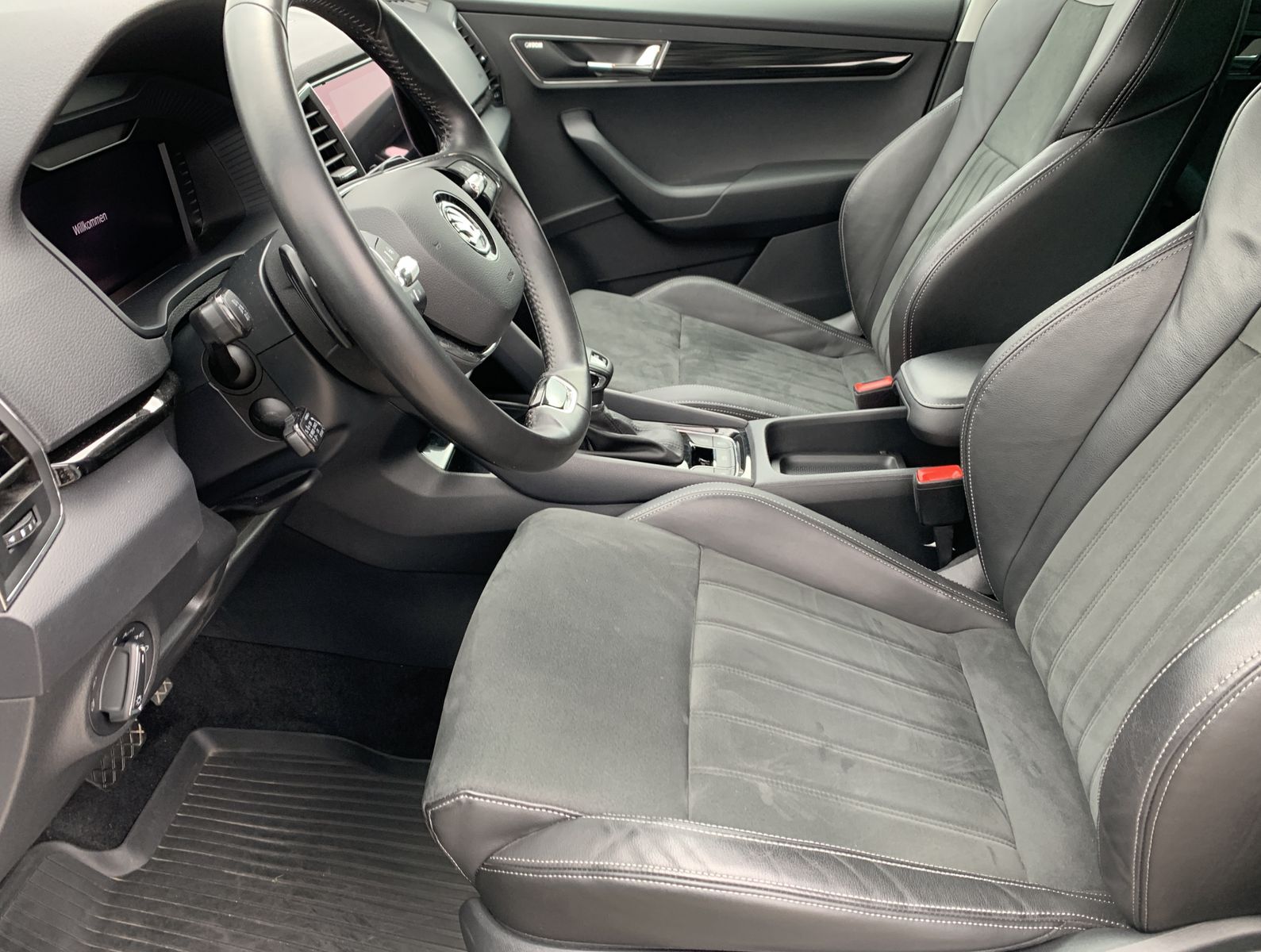 Fahrzeugabbildung SKODA Karoq 2.0 TDI*4x4*Alcantara*AHK*STHZ*CANTON*Cam*