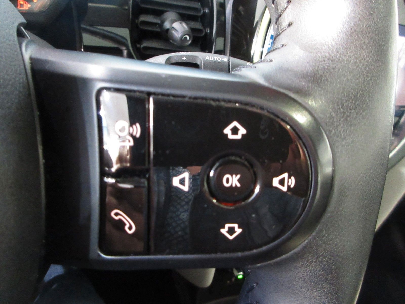 Fahrzeugabbildung MINI Mini Cooper Classic Trim LED/NAVI/SHZ/PANO/LEDER