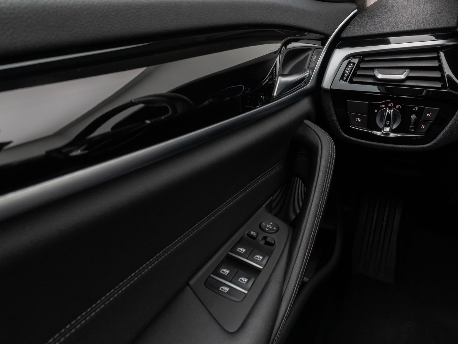 Fahrzeugabbildung BMW 520d Kamera DAB Leder Alarm Parkassistenzsystem