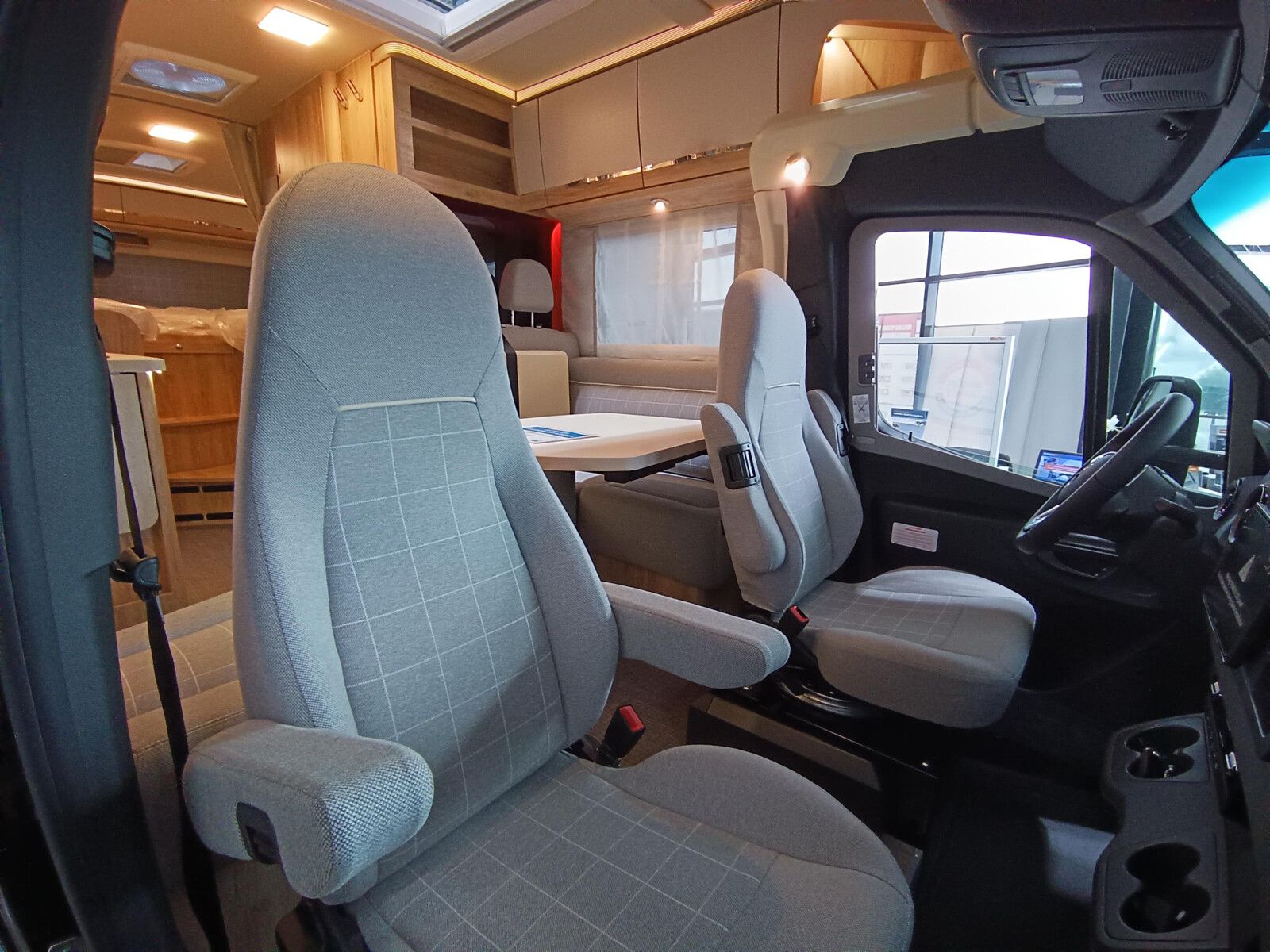 Fahrzeugabbildung Eura Mobil Profila T 676 EB Markise/SAT/TV/AHK/Solar/Navi
