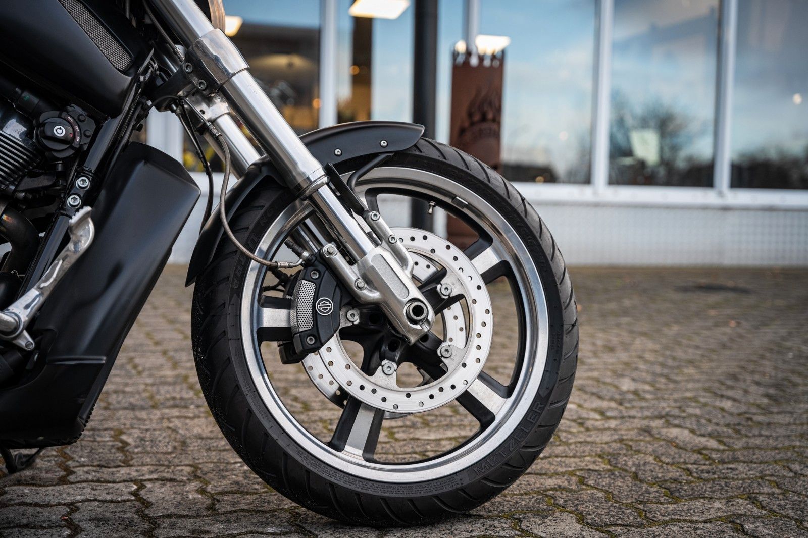 Fahrzeugabbildung Harley-Davidson VRSCF V-ROD MUSCLE - REMUS - 260er METZELER