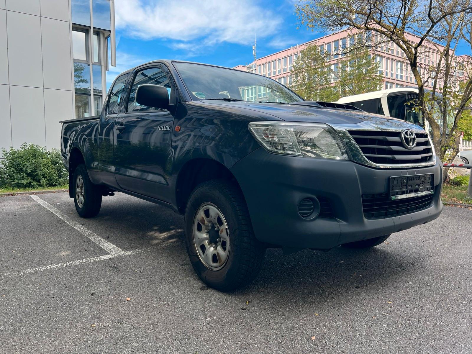 Toyota Hilux 2011 — rear view
