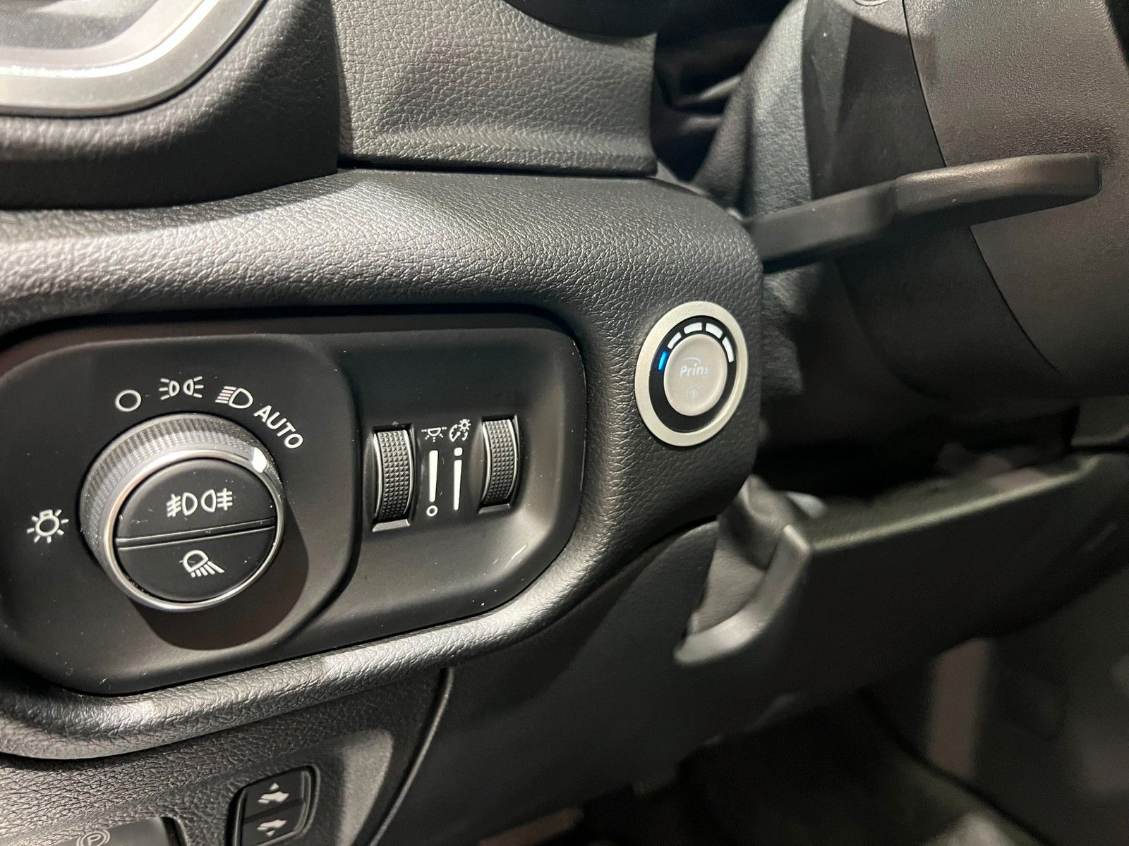 Fahrzeugabbildung Dodge RAM 1500 Laramie Crew Cab Longbed 4x4 *LPG/AHK*