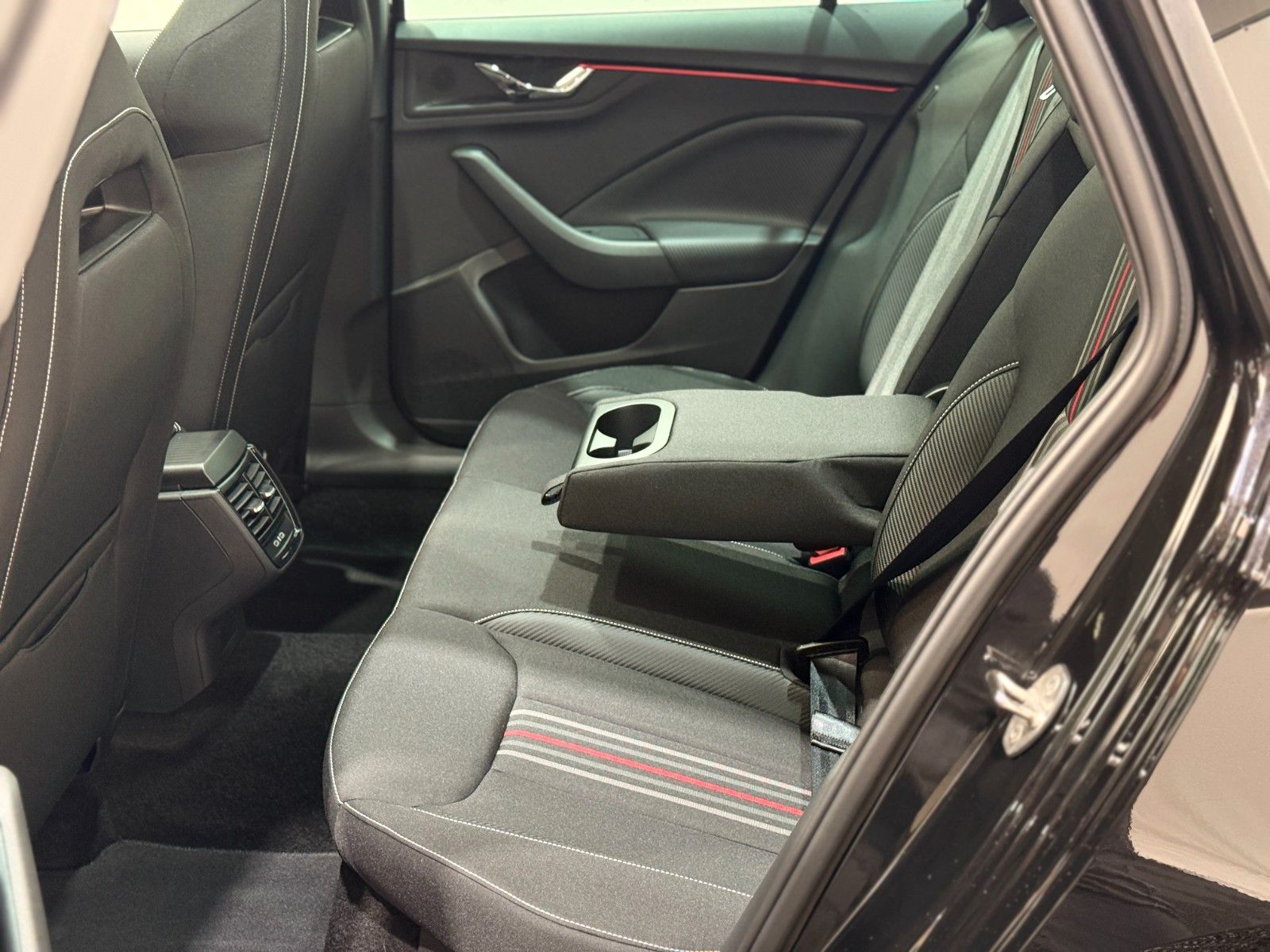 Fahrzeugabbildung SKODA Kamiq Monte Carlo / DSG / Matrix / Navi / AHK