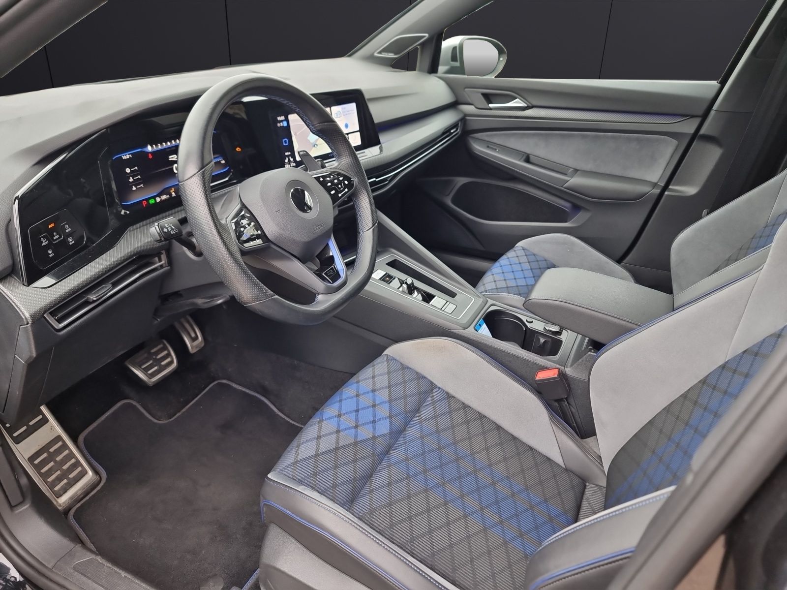 Fahrzeugabbildung Volkswagen Golf VIII R 4M  DSG Matrix Navi Harman AID ACC R