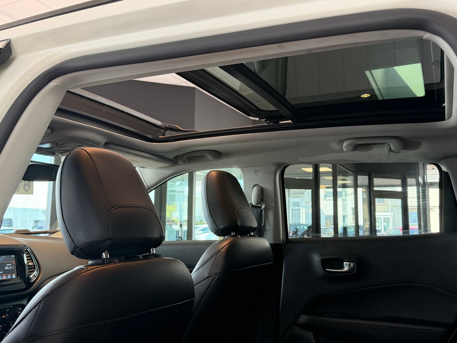 Fahrzeugabbildung Jeep Compass Limited 4WD /PANO/SHZ/L-HEIZ/PDC