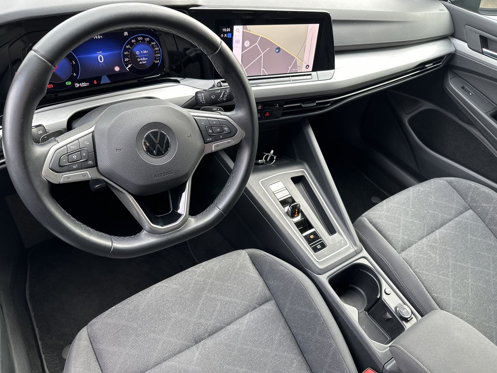 Fahrzeugabbildung Volkswagen Golf 2.0 TDI DSG Life NAV+LED+ACC+CARPLAY+1HD+VC
