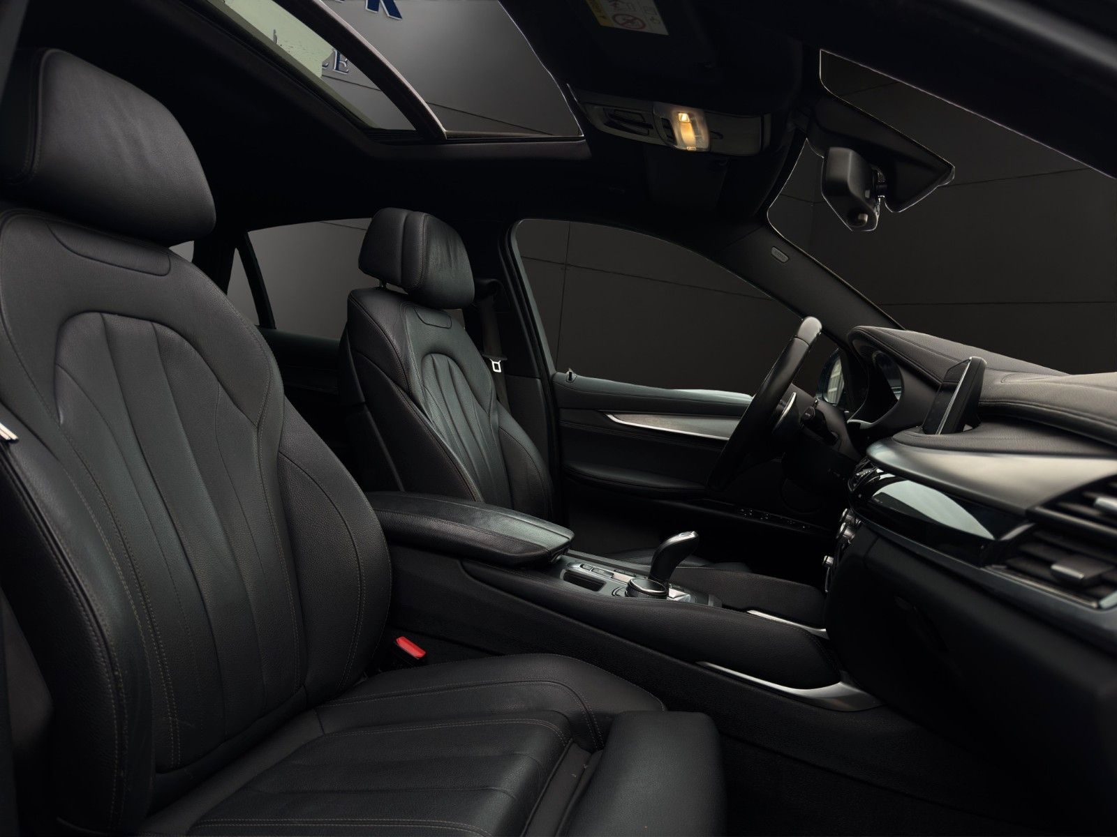 Fahrzeugabbildung BMW X6 xDrive Schiebedach/AHK/360°/M-Paket/H&K