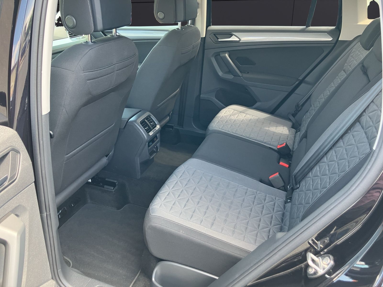 Fahrzeugabbildung Volkswagen Tiguan TSI Life Matrix AHK ACC PDC  SH LM
