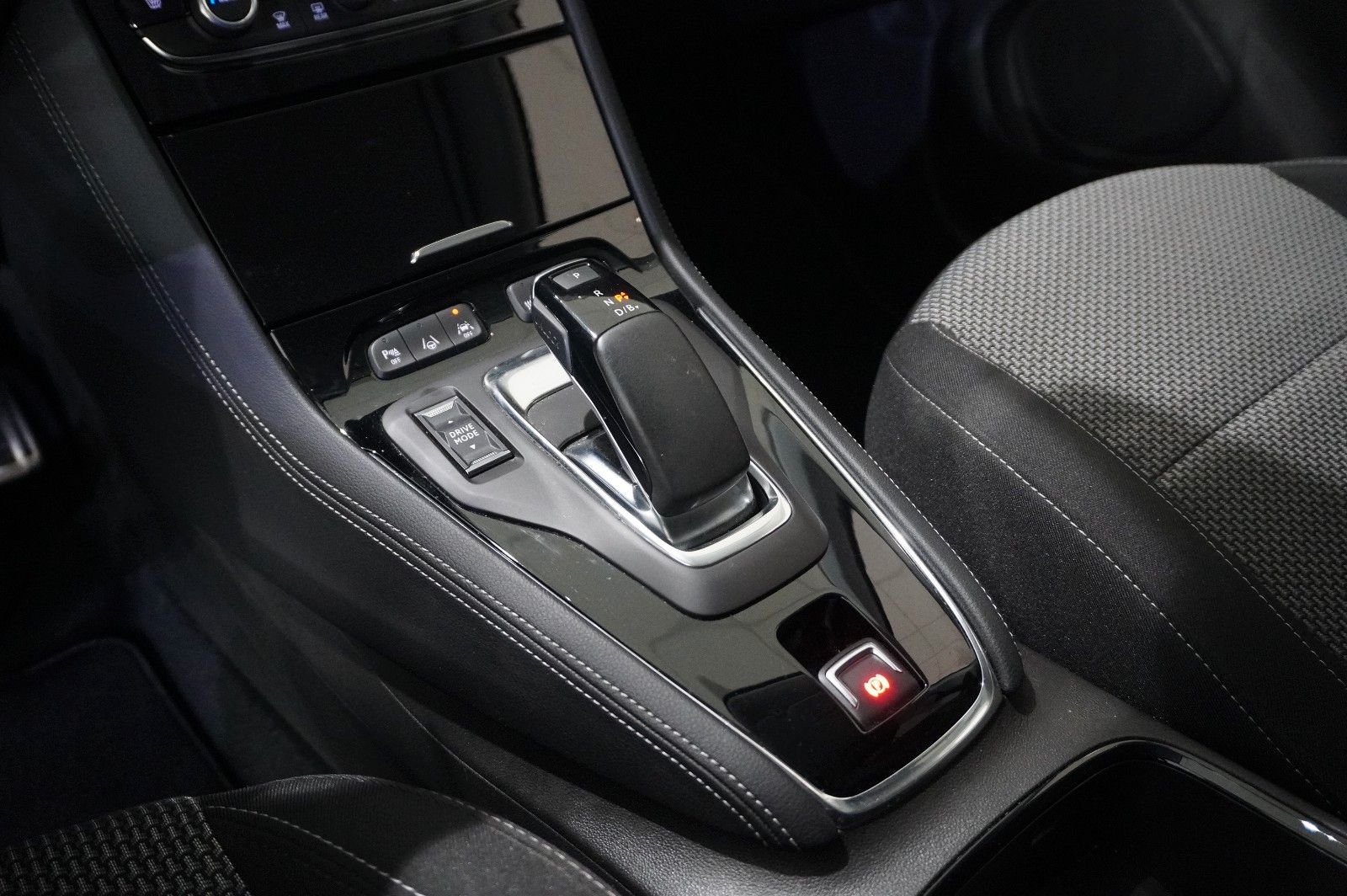 Fahrzeugabbildung Opel Grandland (X) GS LINE 4HYBRID NAVI/KAMERA/AHK