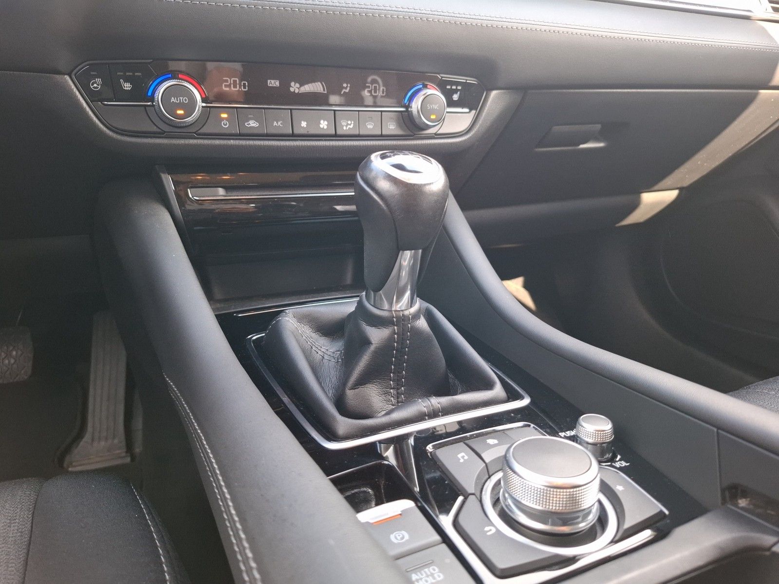 MAZDA 6 Kombi 2.0 Exclusive-Line KLIMA / NAVI / LED / - Image 14