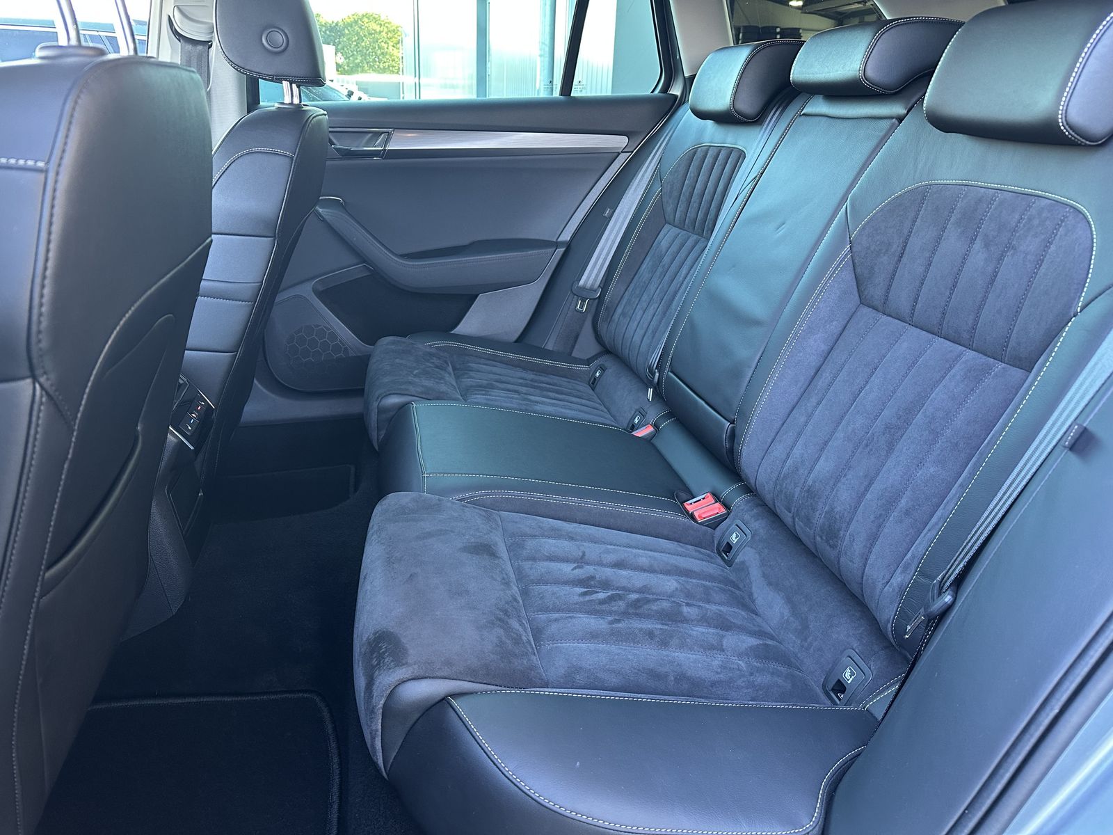 Fahrzeugabbildung SKODA Superb Combi 2.0 TDI DSG 4x4 Style NAV+LED+360°