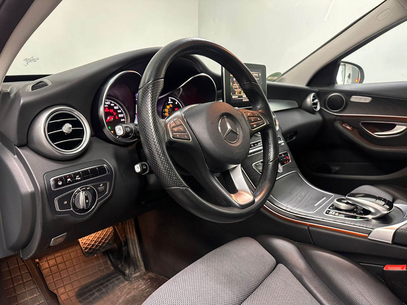 Fahrzeugabbildung Mercedes-Benz C 220 d 4MATIC T AVANTGARDE PANORAMA*DISTRO*