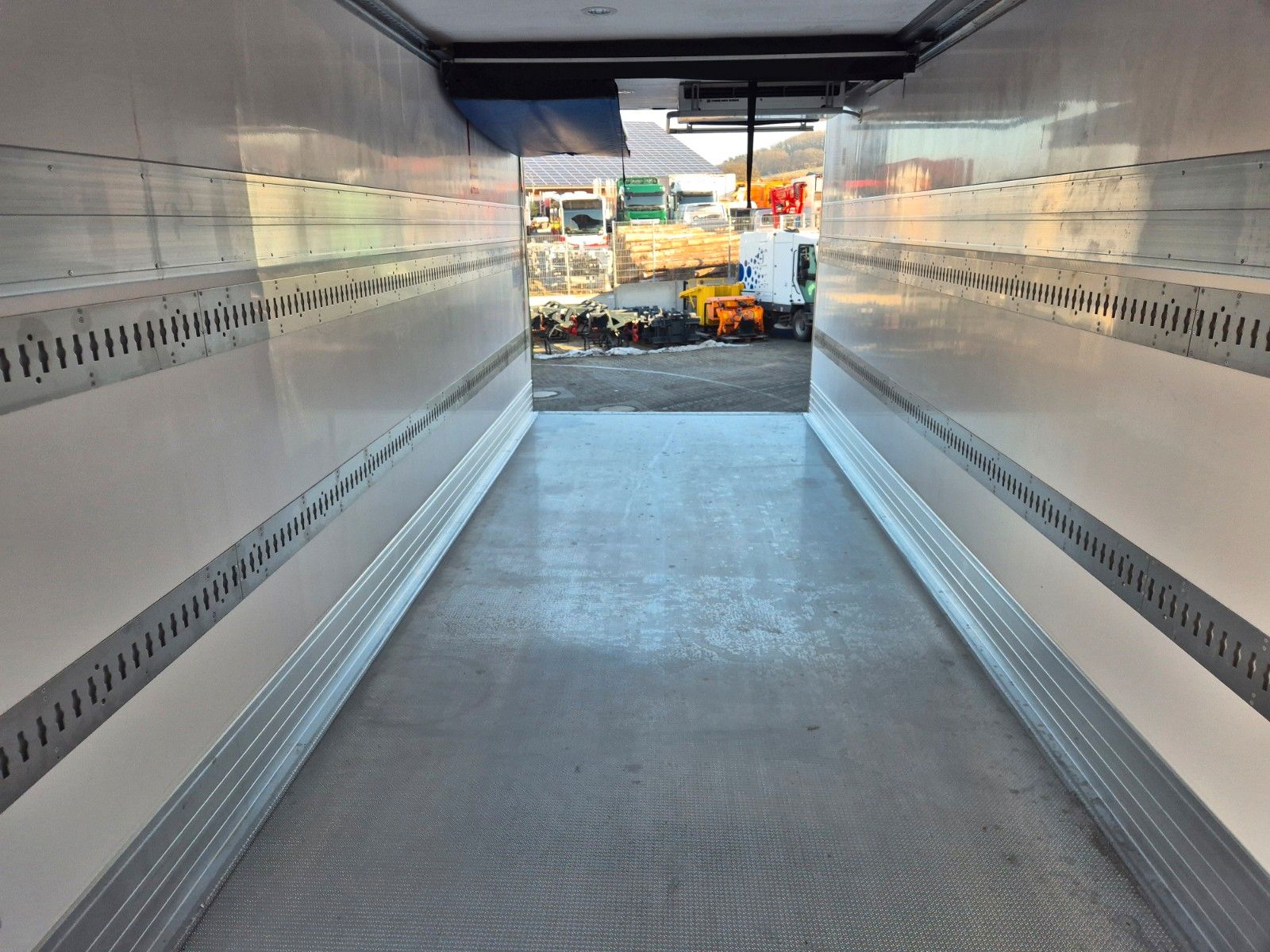 Fahrzeugabbildung Iveco S-Way 400 4x2 Kühlkoffer, LBW, Thermoking T1200R