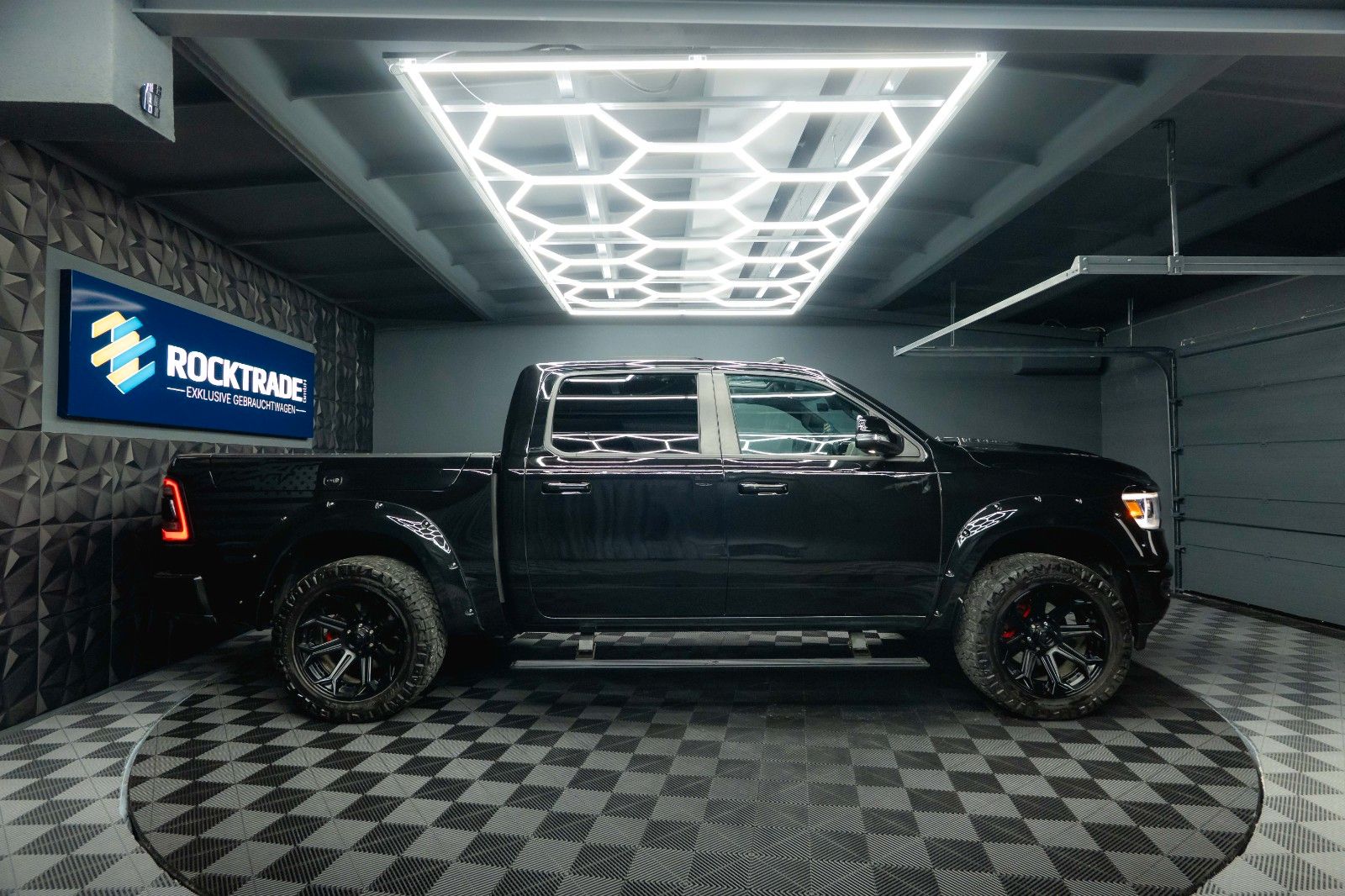 Fahrzeugabbildung Dodge RAM 5.7 V8 HEMI 4x4 NIGHT LARAMIE *Pano*RAMBOX*