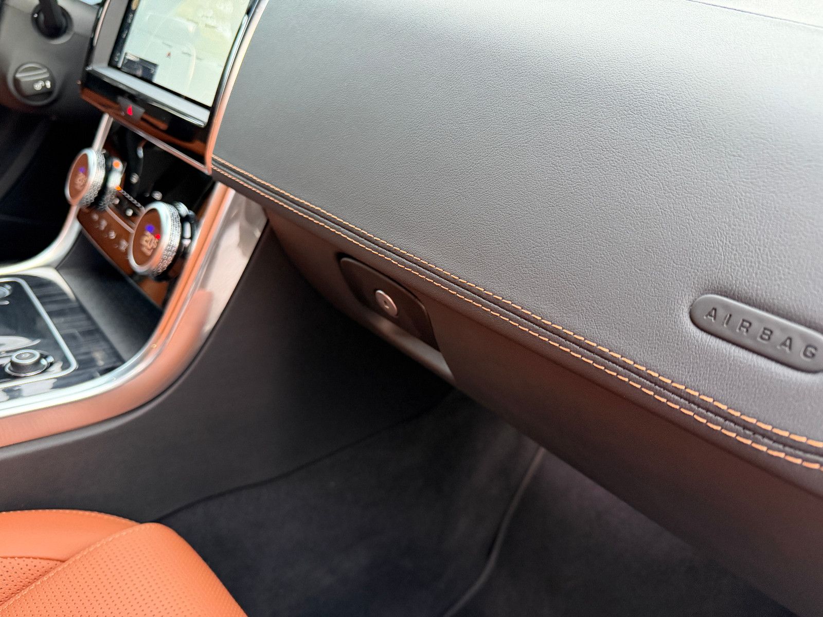 Fahrzeugabbildung Jaguar XE R-Dynamic Black/360°/NAVI/APPLE/SOUND/SHZ