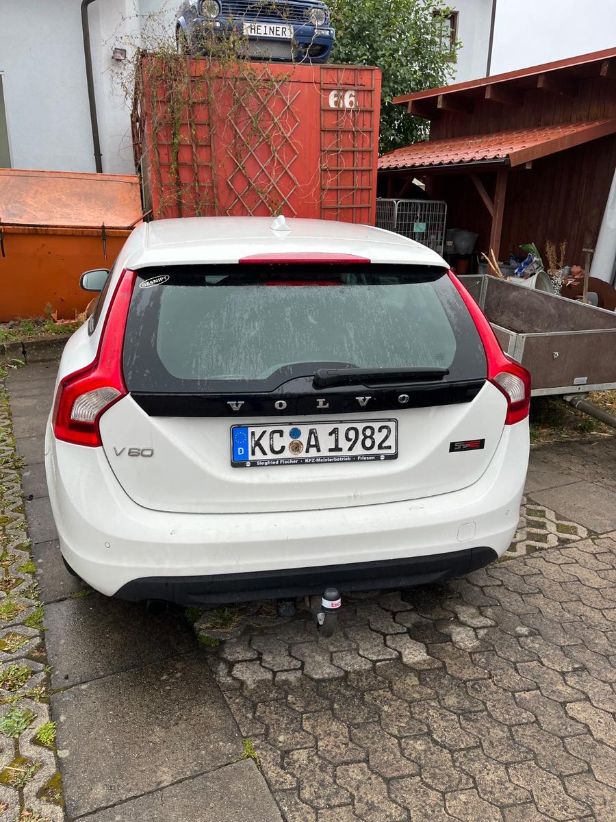 Volvo V60 2011 — rear view