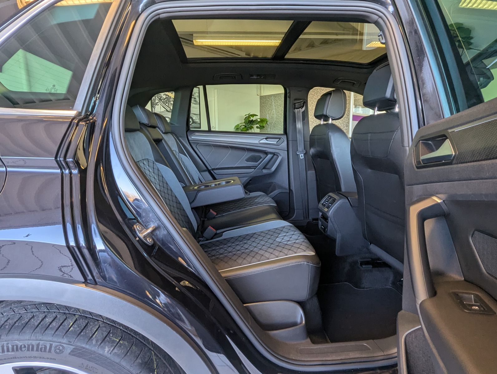 VW Tiguan 2.0 TDI DSG R-Line Matrix Pano HUD AHK 20 - Image 13