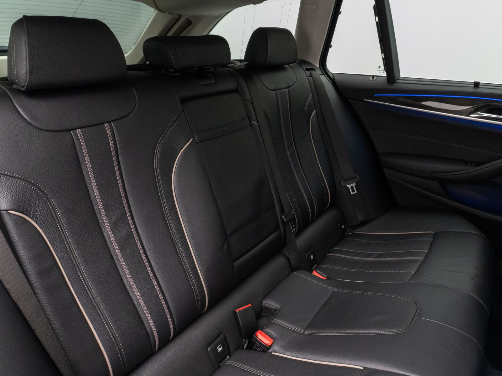 Fahrzeugabbildung BMW 520d Luxury Line Kamera HUD H/K Massage DisplKey
