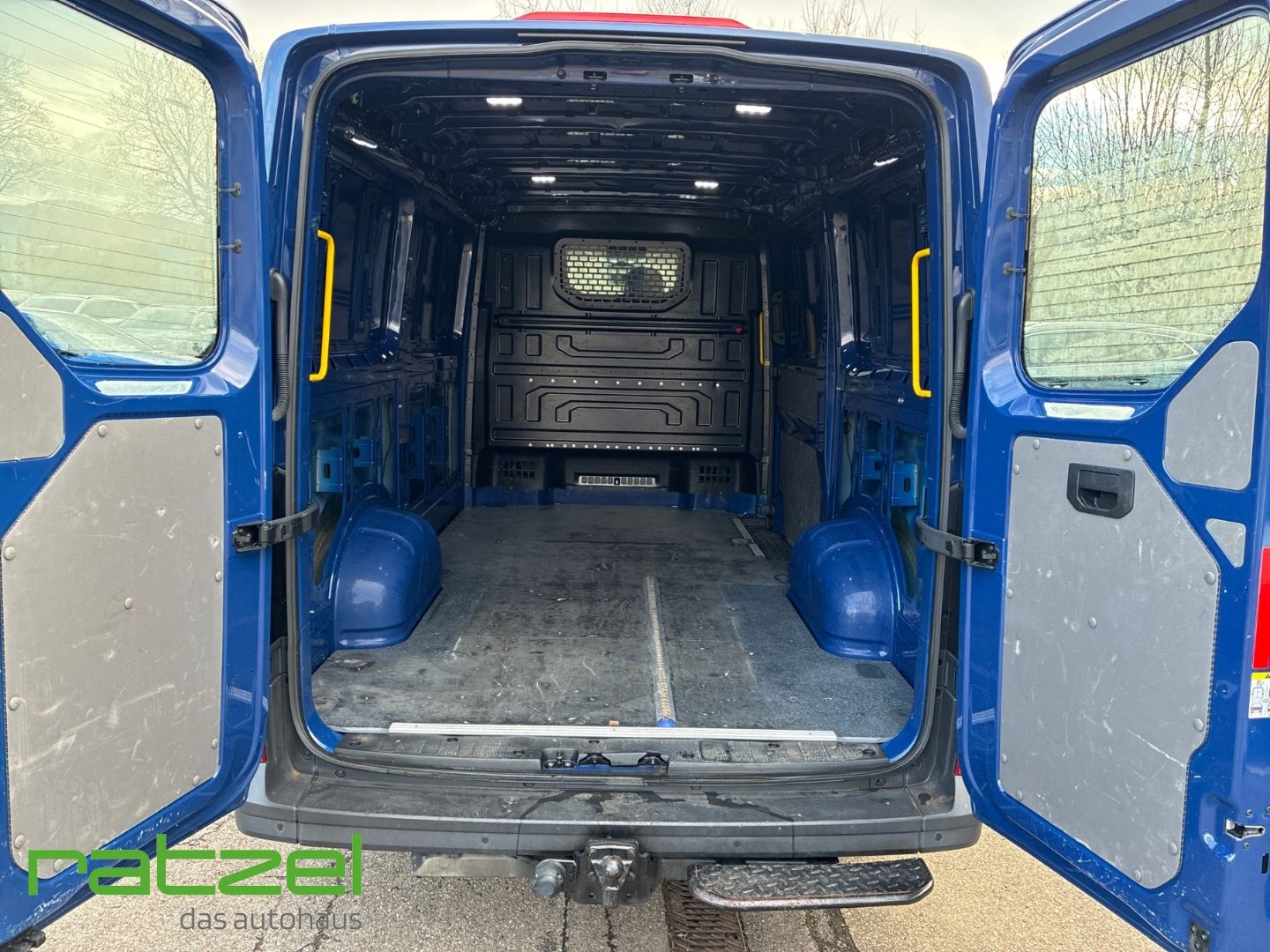 Fahrzeugabbildung Volkswagen Crafter Kasten 35 2.0 TDI L2H1 ML Navi AHK Stand
