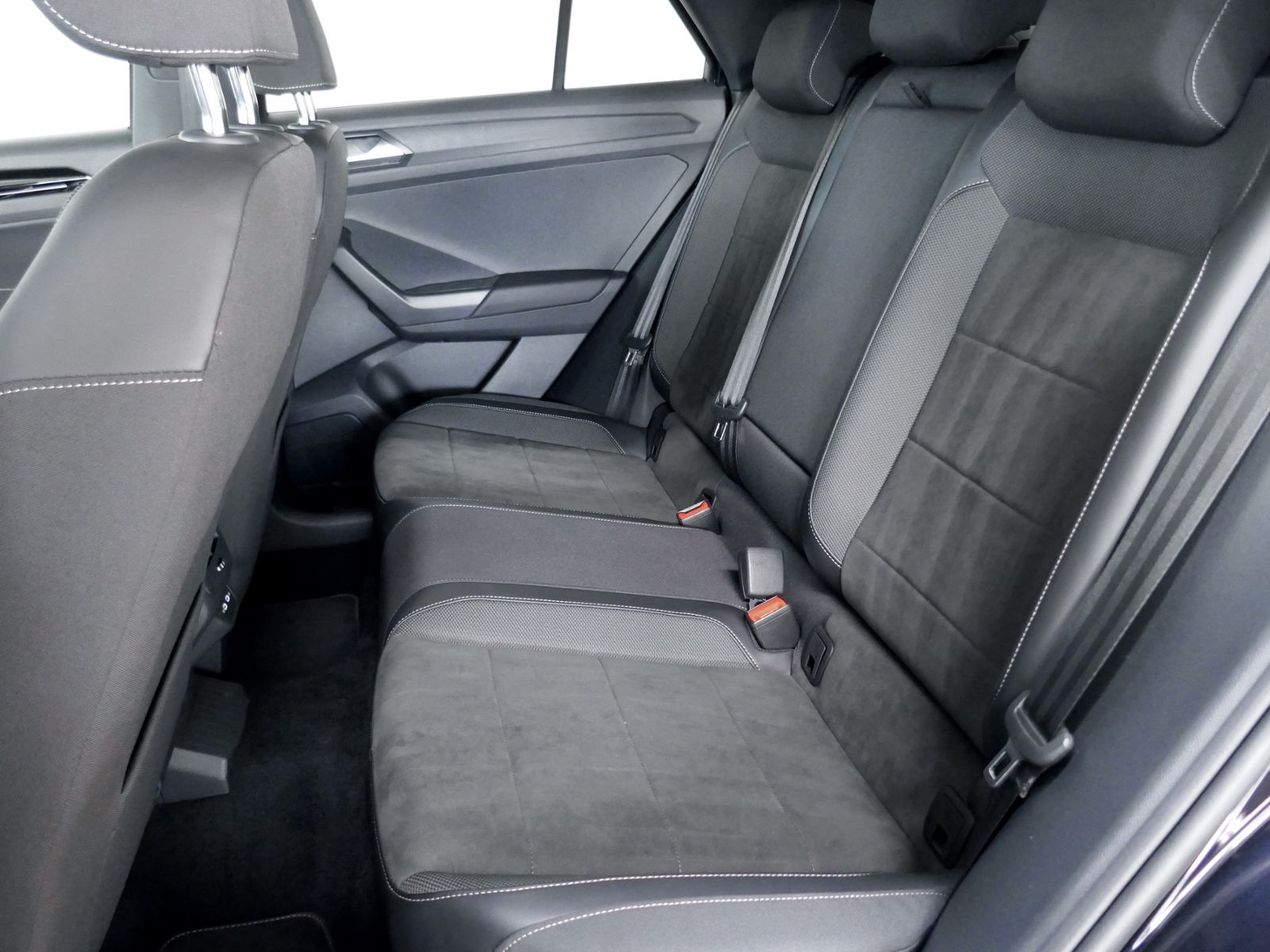 Fahrzeugabbildung Volkswagen T-Roc R-Line 1.5 TSI DSG | LED AHK RFK ACC