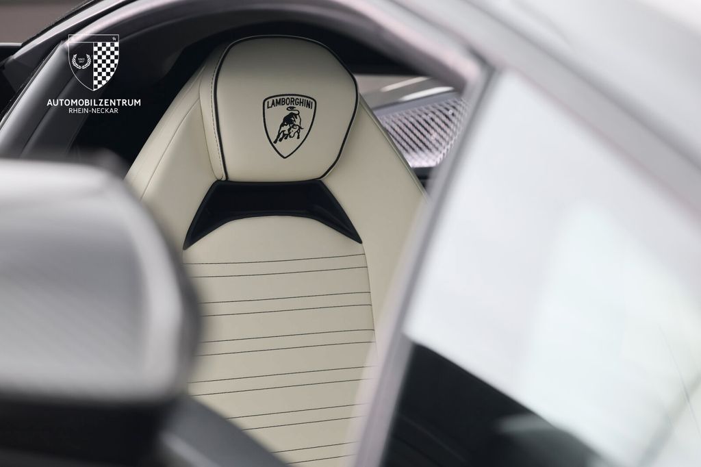 LAMBORGHINI Revuelto 2025