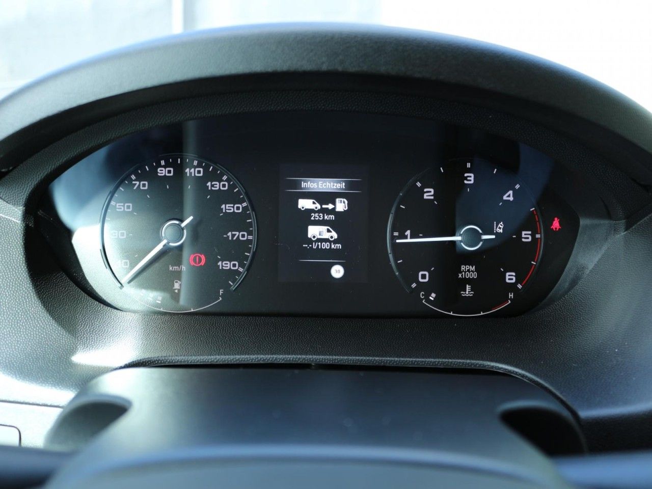 Fahrzeugabbildung Citroën Jumper Kasten Hochraum 33 L2H2 BlueHDi 140