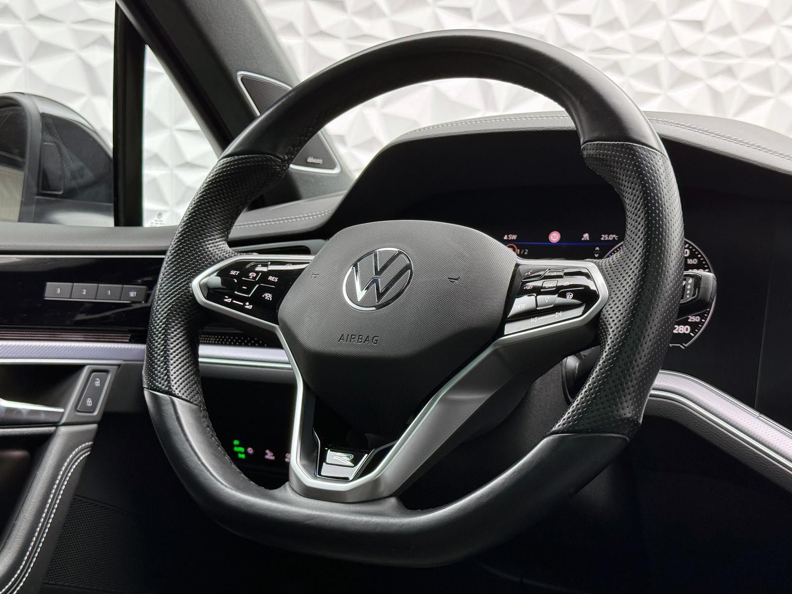 Fahrzeugabbildung Volkswagen 4.0 TDI V8*R-LINE*STANDHZ*DYNAUDIO*LUFT*PANO*AHK