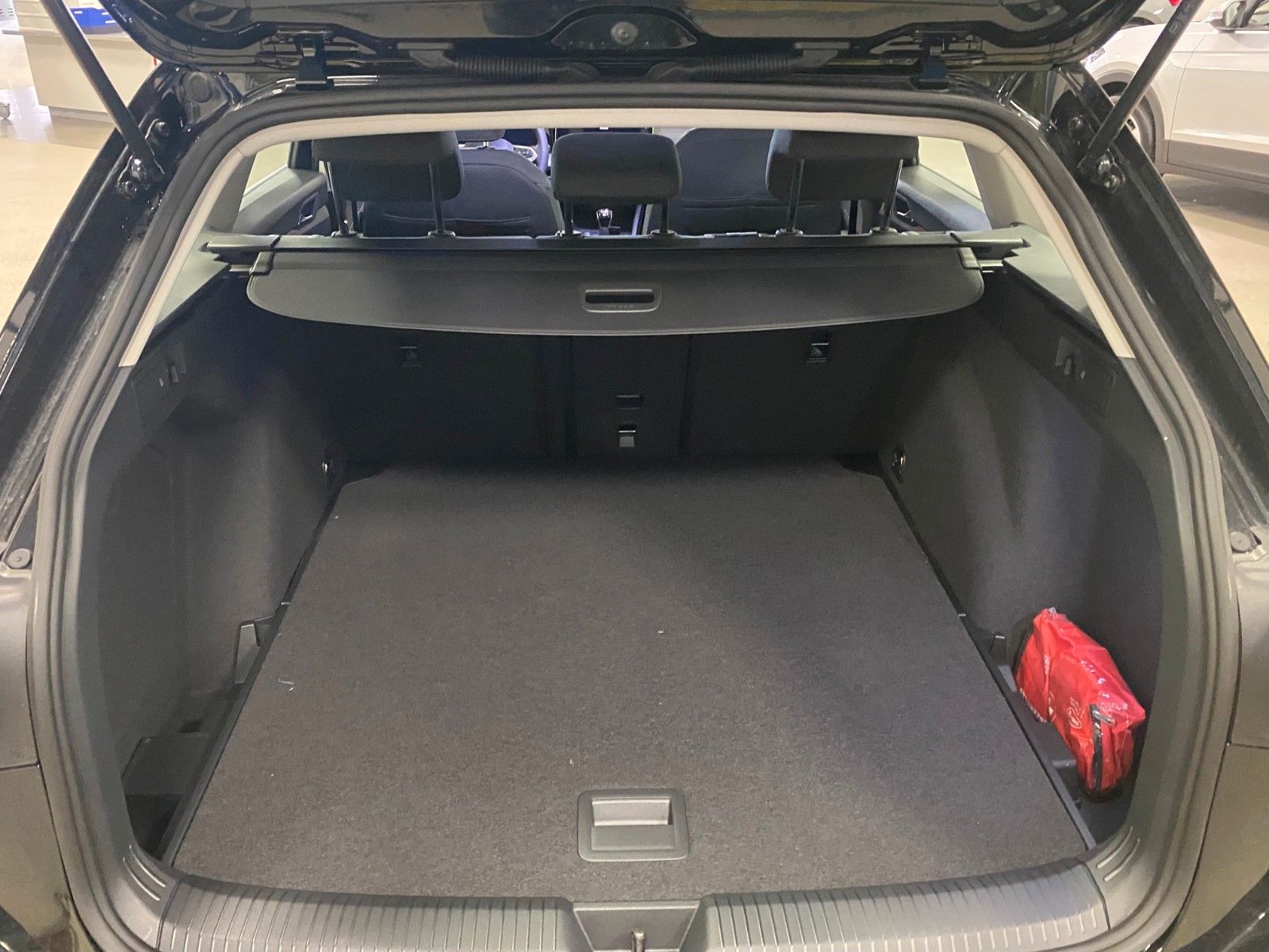 Fahrzeugabbildung Volkswagen Golf 8 Variant 2.0 TDI Life Variant+ACC+PDC v+h+