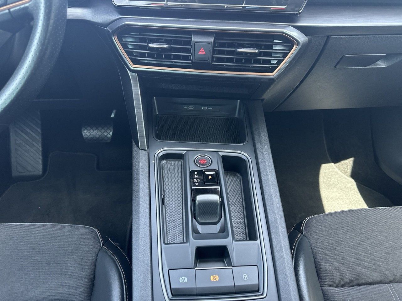 Fahrzeugabbildung CUPRA Leon Sportstourer 1.5 eTSI 150 PS DSG-1Hnd-Navi* - mit KI generiert/bearbeitet