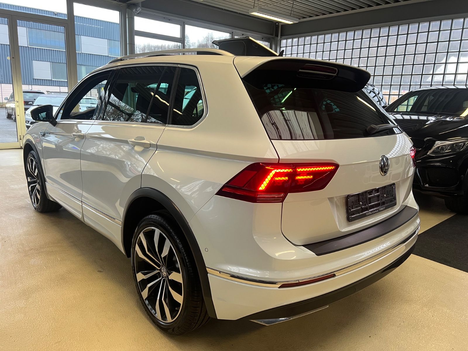 Fahrzeugabbildung Volkswagen Tiguan 2.0TDI DSG Highline 4Motion R line 239PS