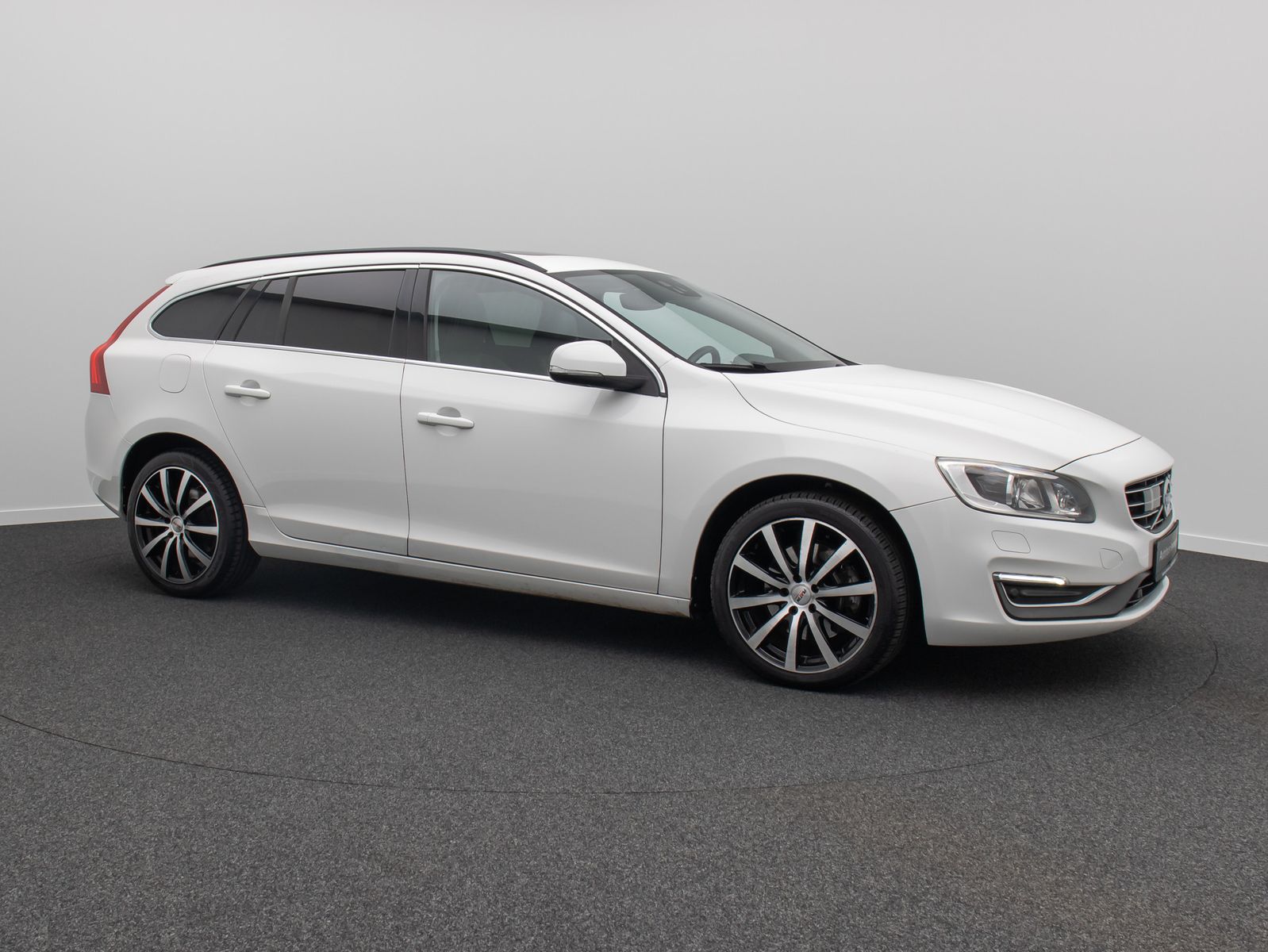 Fahrzeugabbildung Volvo V60 Summum AWD Kamera ACC GSD Memory TotwinkelAs