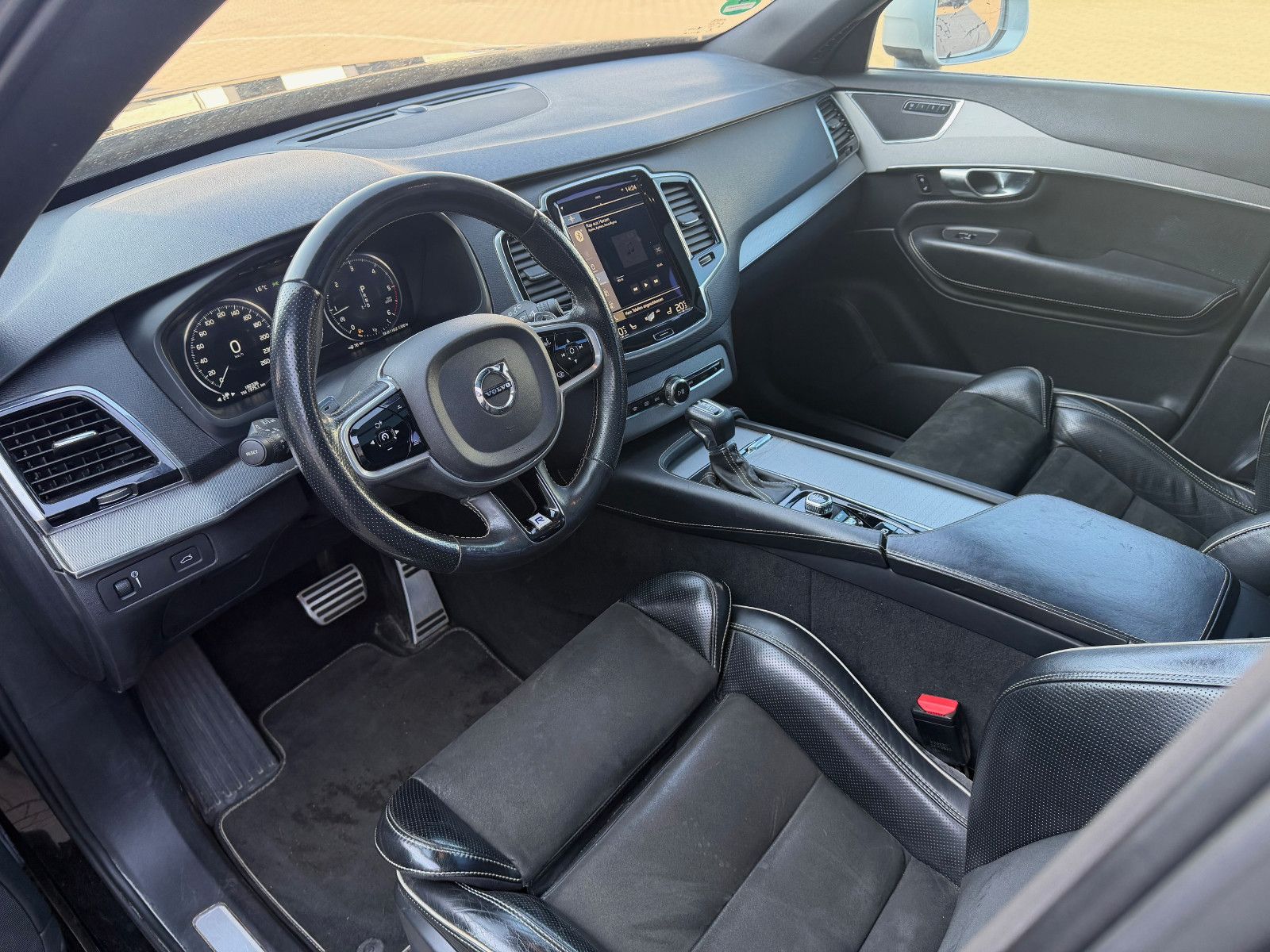 Fahrzeugabbildung Volvo XC90 D5 R Design AWD*LUFT*PANO*STHZ*7Si*MIETKAUF
