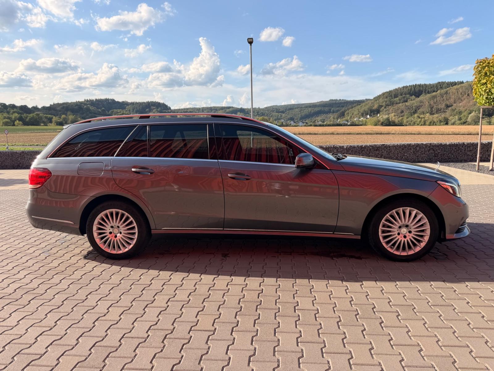 Mercedes-Benz E 220 LED AUTOMATIK LEDER PDC AHK NAVI ACC EU6