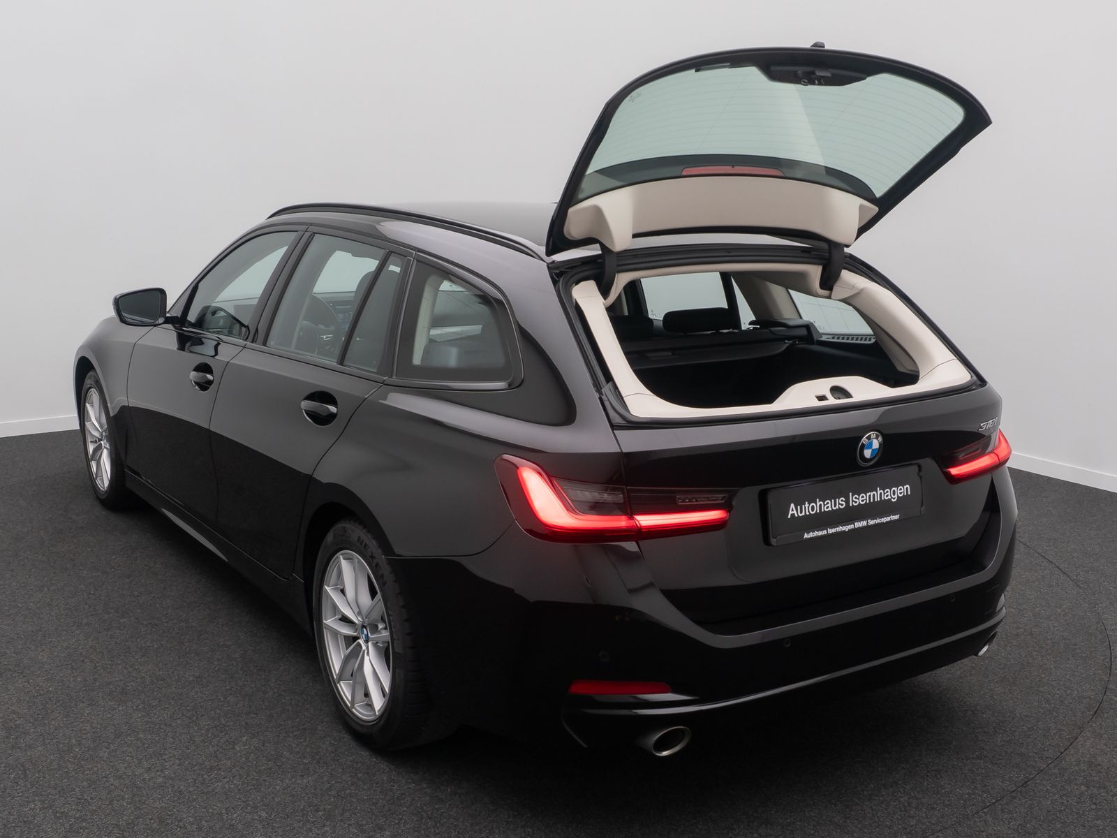 Fahrzeugabbildung BMW 318i Widscreen DAB GeschwindigReg PDC Cockpit+
