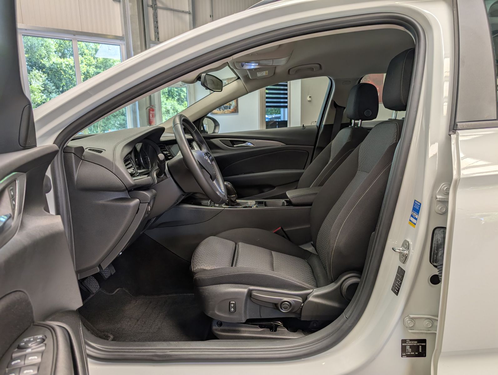 Fahrzeugabbildung Opel Insignia 1.6 CDTI Edition Tempomat PDC SHz AHK