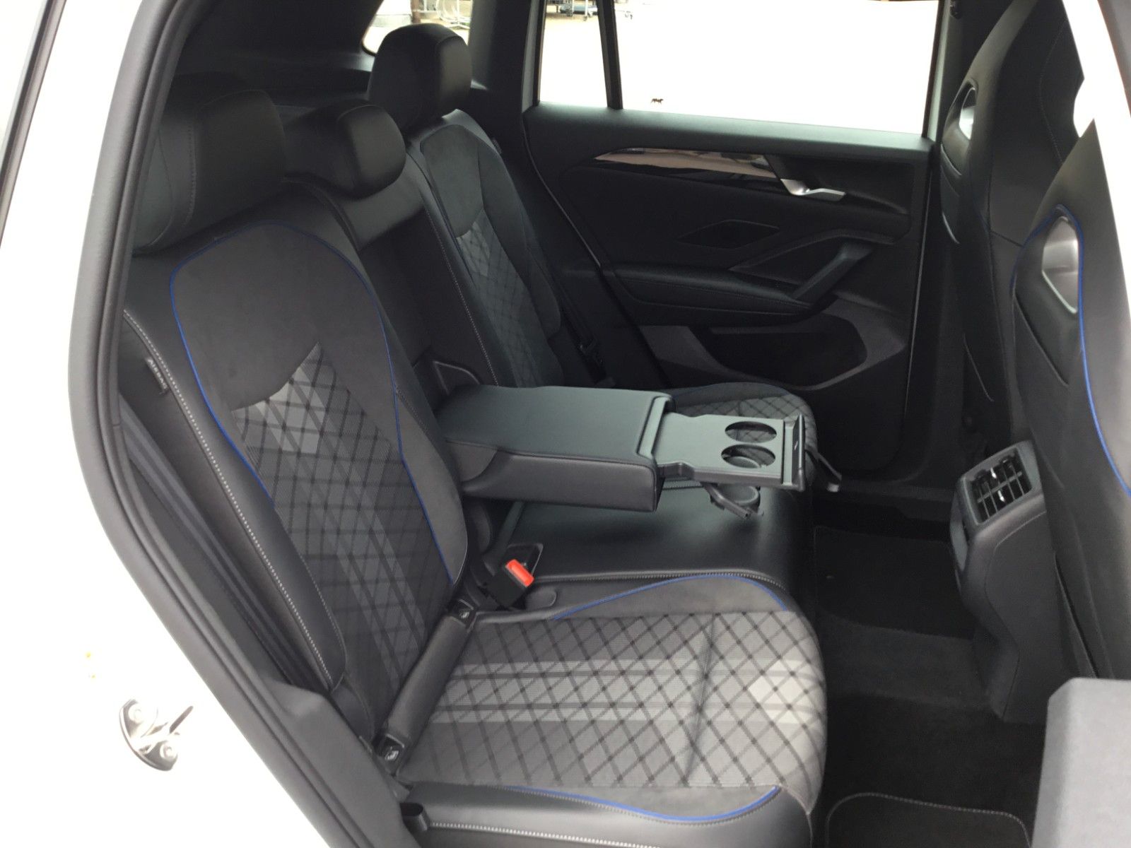 Fahrzeugabbildung Volkswagen Tiguan 1.5 eTSI DSG R-Line+AHK+19"+LED+Navi