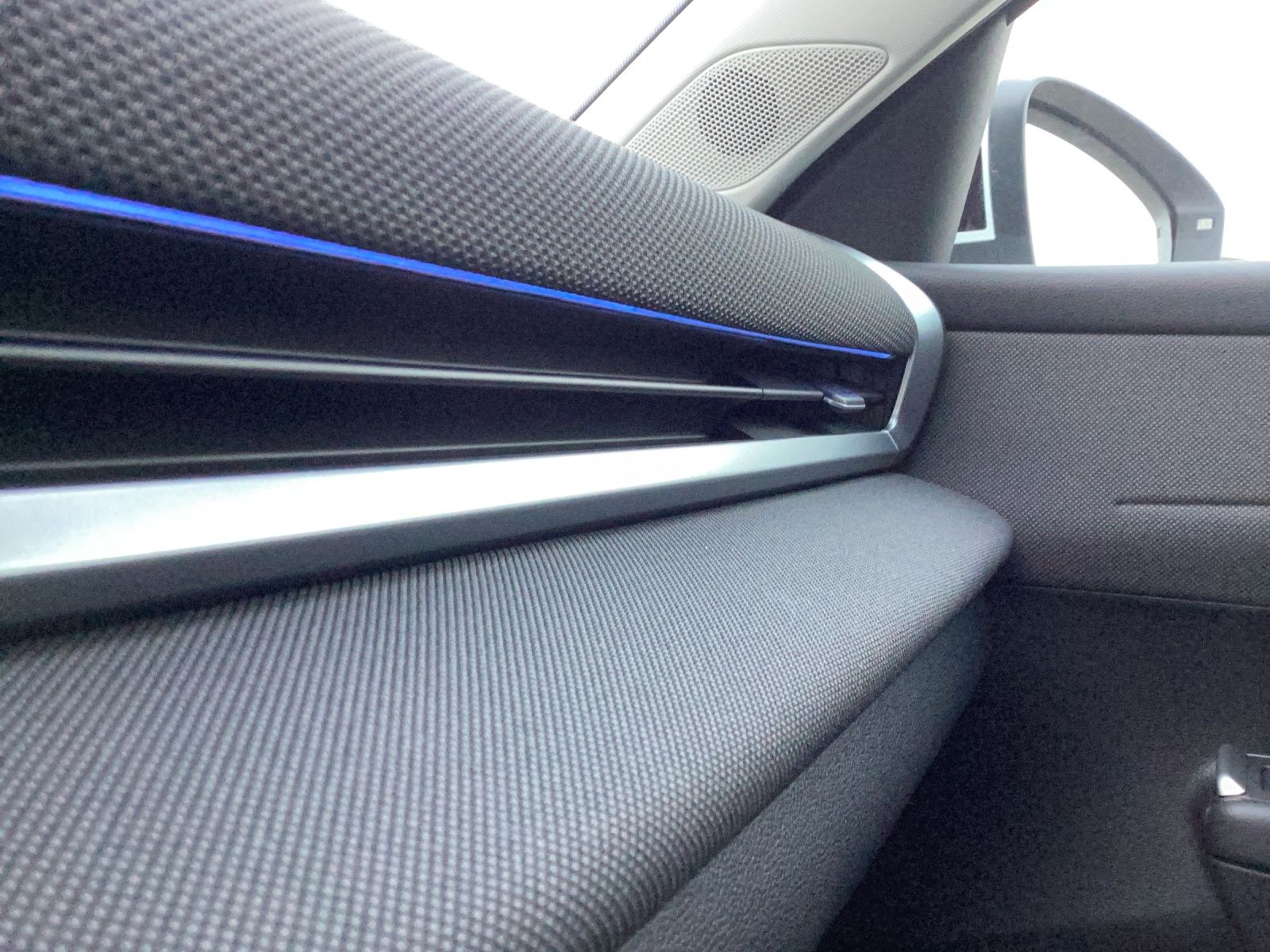 Fahrzeugabbildung Volkswagen T-Roc Life eTSI DSG LED+ ACC SH RearView Ambient