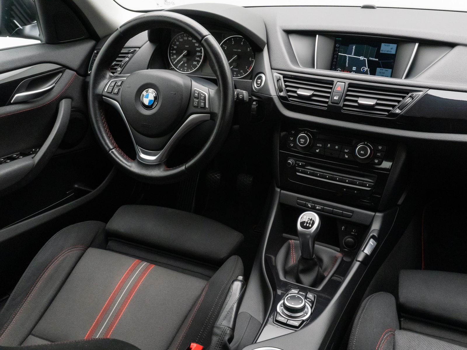 Fahrzeugabbildung BMW X1 sD18i Sport Line Xenon PDC NaviBusiness 18"