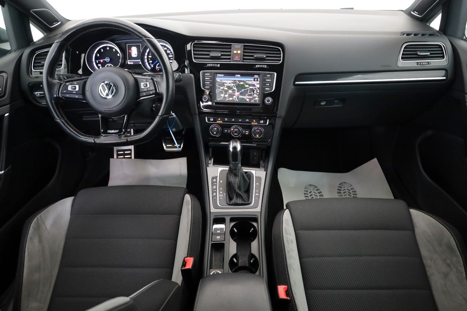 Fahrzeugabbildung Volkswagen Golf VII Variant R 4M Navi,Bi-Xenon,SH,PDC