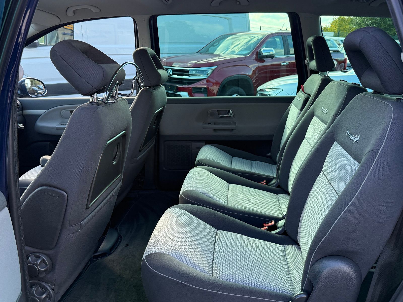 Fahrzeugabbildung Volkswagen Sharan Freestyle TSI DSG GRA Navi Xenon PDC SHZ
