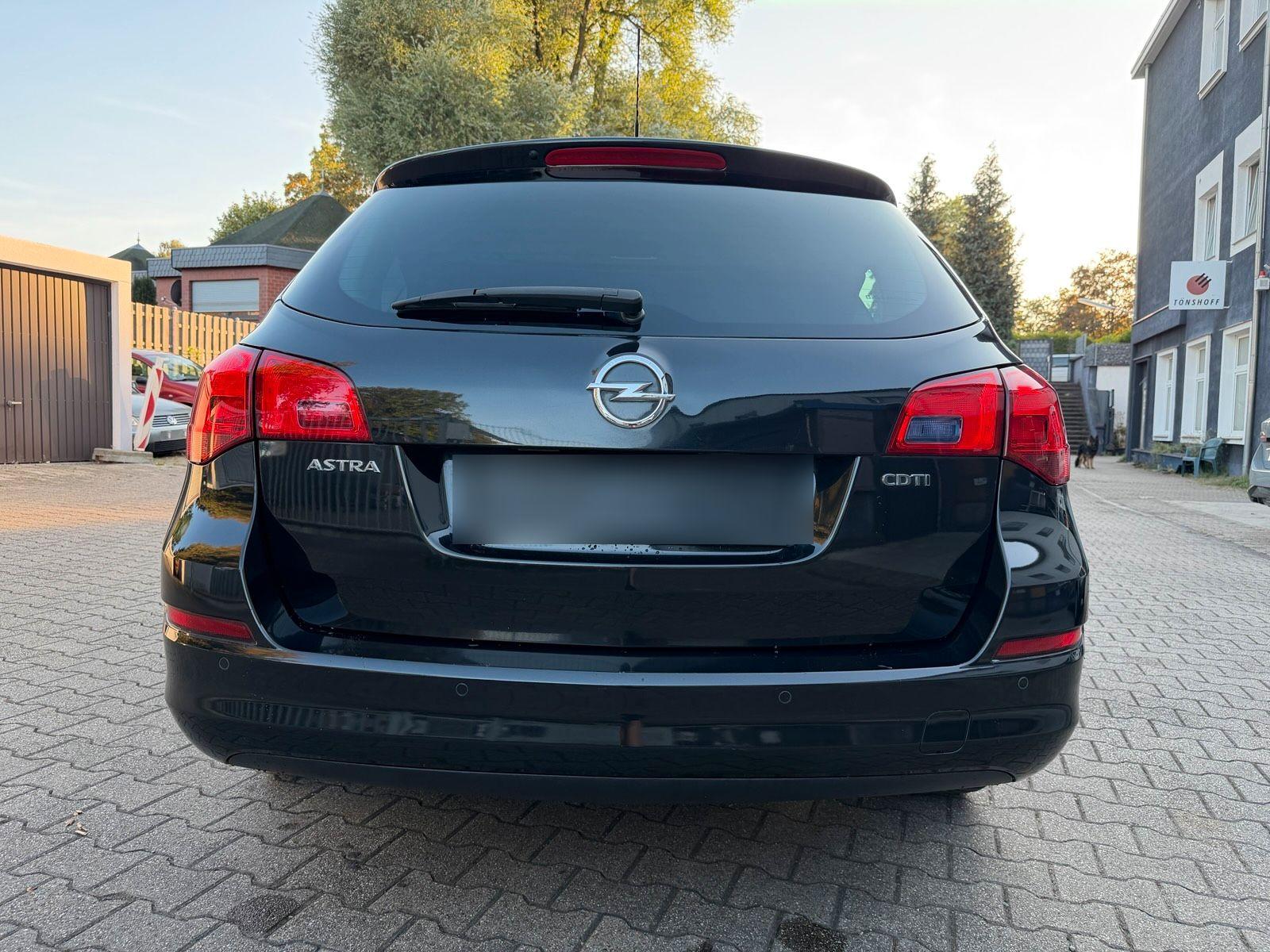 Opel Astra 2012 — photo 9
