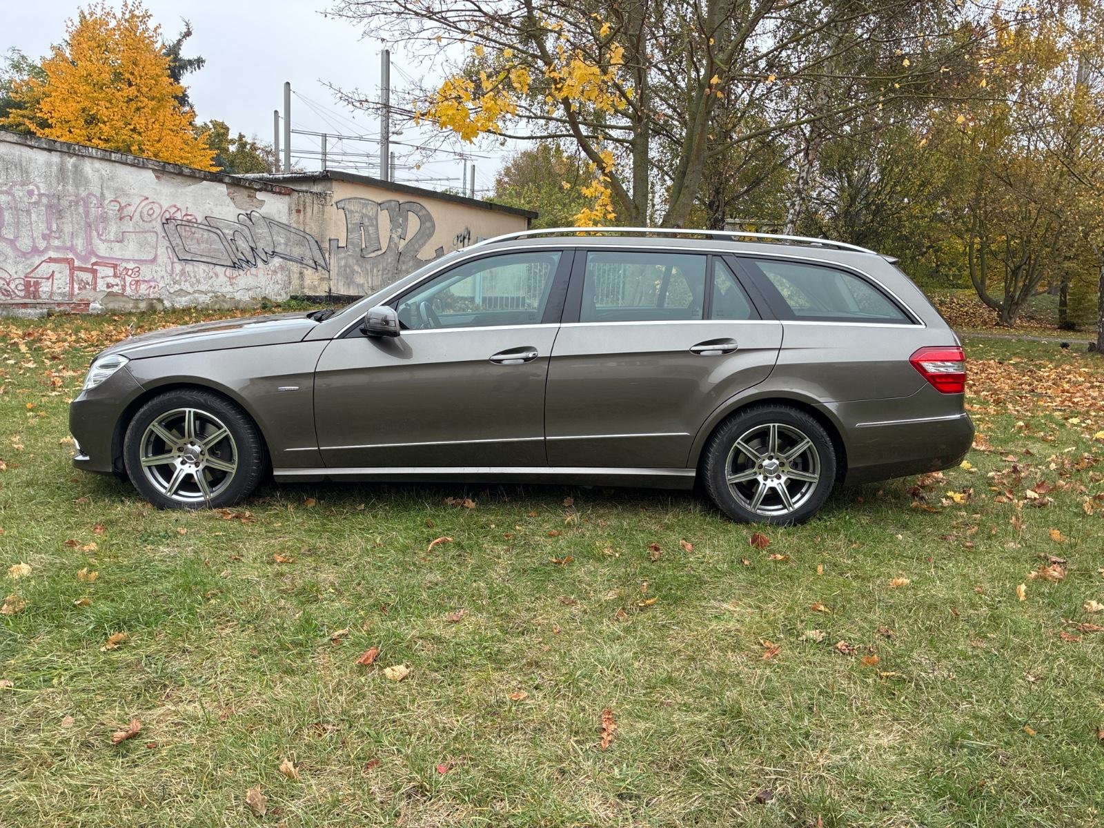 Mercedes-Benz 350 2010 — rear view